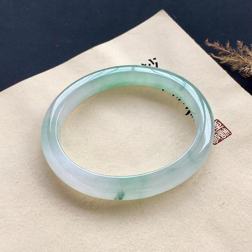 挑选贵妃镯的技巧 佩戴贵妃镯玉镯的误区 