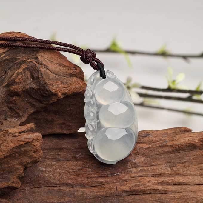 翡翠原石沟带白色冰糯种翡翠价格高吗？看完对白色冰糯种翡翠有新认识！   第2张