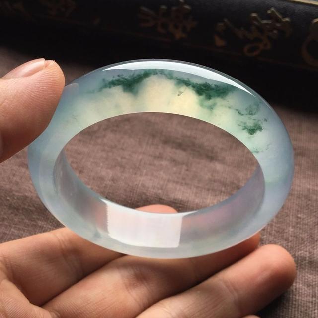 蓝水翡翠挂件有飘花的翡翠一定就是价格高的翡翠吗？  第1张