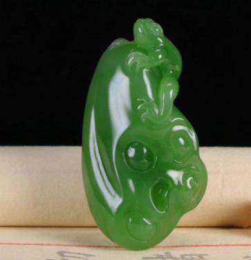 翡翠玉镯子带后颜色变深怎么回事我们该如何准确看出和田玉的价值呢？影响和田玉价值的因素有几点？  第1张