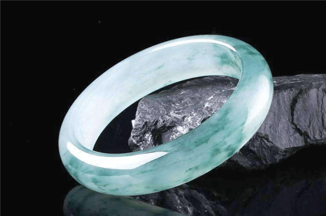 什么颜色的翡翠手镯最值钱？帝王绿和福禄寿难分伯仲！   第2张