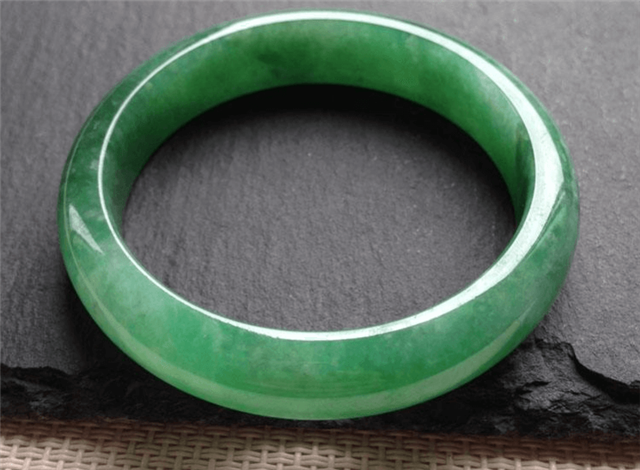 蓝水翡翠变种翡翠手镯戴在哪只手？和个人生活习惯有很大关系   第1张