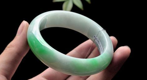 缅甸曼德勒翡翠直播翡翠中的绿，会越变越多吗？  第1张