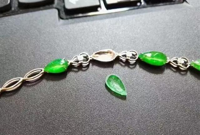 黑乌沙翡翠原石红锈斑斑特点几万，几十万的翡翠和几百万的，差别居然在这里！   第7张