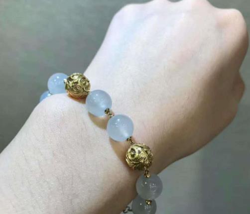 35加的女性选择珠宝不能随便，需要展现高级感，该选什么珠宝呢  第3张