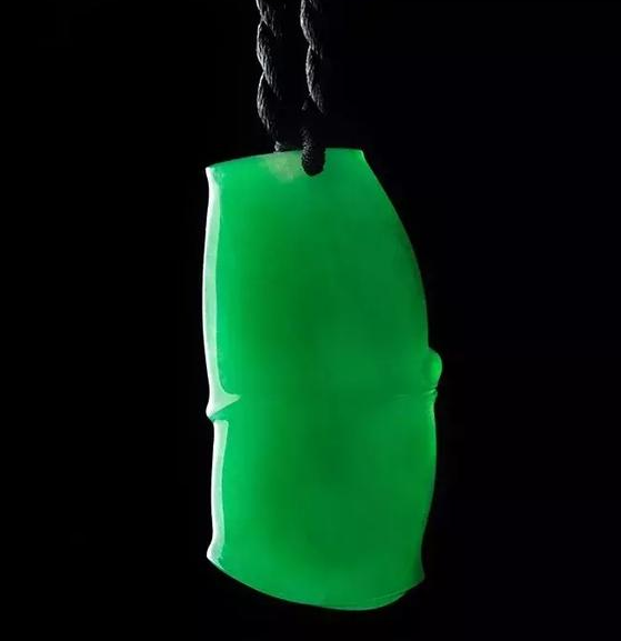 翡翠原石老象皮选购翡翠很简单，注意这四点你也是半个专家  第1张