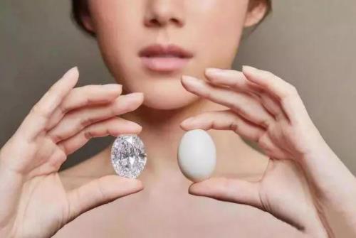 看看这颗钻石，明星们戴的鸽子蛋跟这个比弱爆了！  第3张