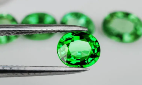 翡翠真假鉴别方法紫光灯图片“叫板”祖母绿的沙佛莱石，是什么决定它的价值？  第4张