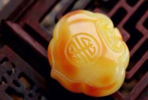 玉石鉴定费琥珀蜜蜡价格年年上升，它真的有这么高的收藏价值吗？  第2张