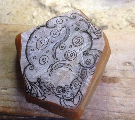 铁龙生和翡翠的鉴定《母子金蟾》告诉你顽石雕与不雕有什么区别   第2张