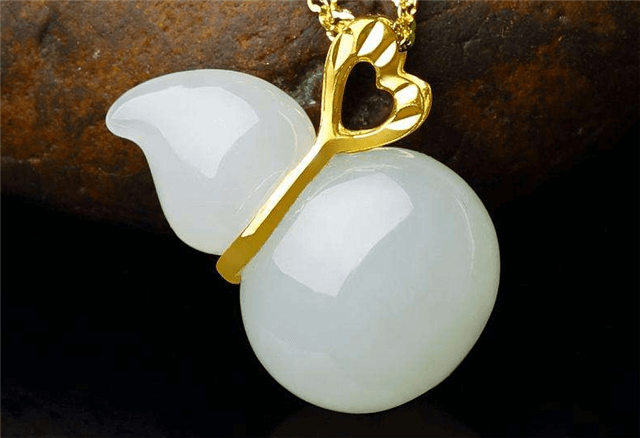 和田玉配什么链子好看？这些款式都是不错的选择！   第1张