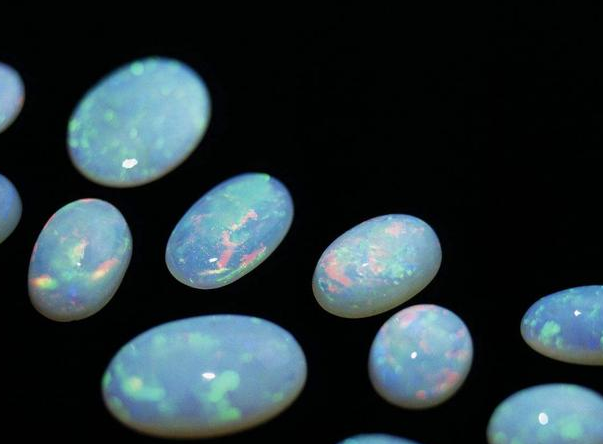 翡翠手镯鉴别好坏中国的“欧泊热”可以持续升温吗？欧珀目前价值还处于低谷  第5张