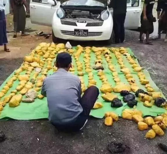 缅甸人抢矿，中国人抢料，今年的翡翠市场又会如何呢  第7张