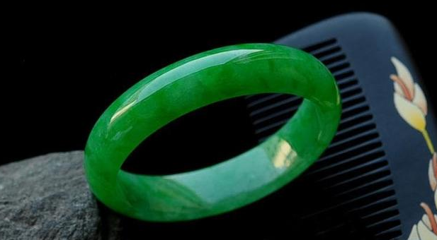 鉴别翡翠染色翡翠，清代的帝王玉  第1张