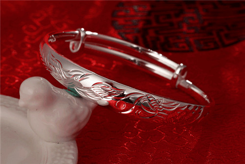 纯白色翡翠价格洗银水、玛瑙刀.....这些保养神器你真的会用吗？  第1张