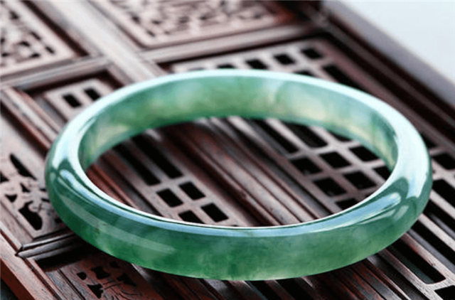 绵阳翡翠鉴定不同年龄适合的翡翠手镯不一样，什么颜色更适合你？   第2张
