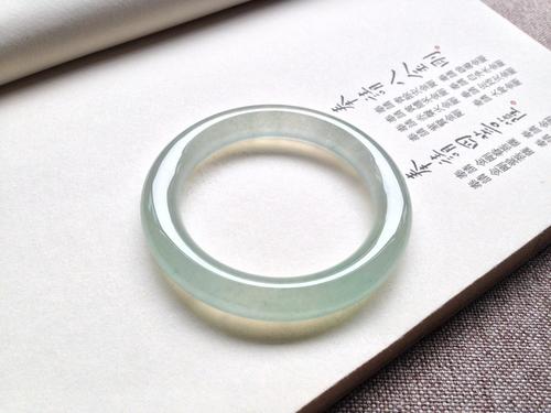 白冰翡翠手镯价格贵吗？我们来了解一下！   第3张