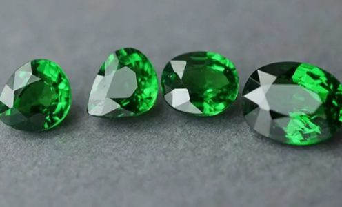 翡翠真假鉴别方法紫光灯图片“叫板”祖母绿的沙佛莱石，是什么决定它的价值？  第1张