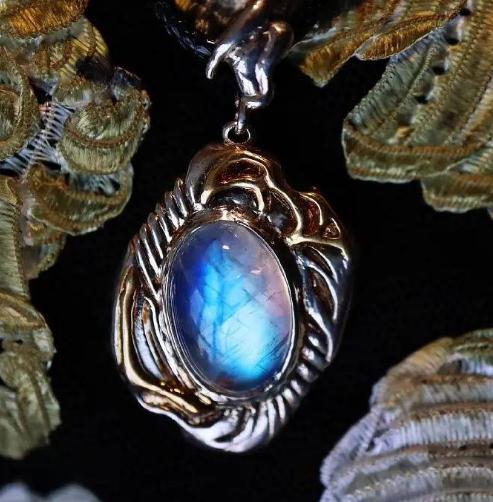 翡翠手镯和田籽料手镯为什么月光石的晕彩呈现不同的颜色？  第3张