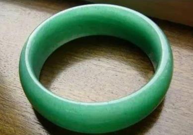 血沁翡翠手镯原来这些都是石英岩玉，你分得清吗？  第6张