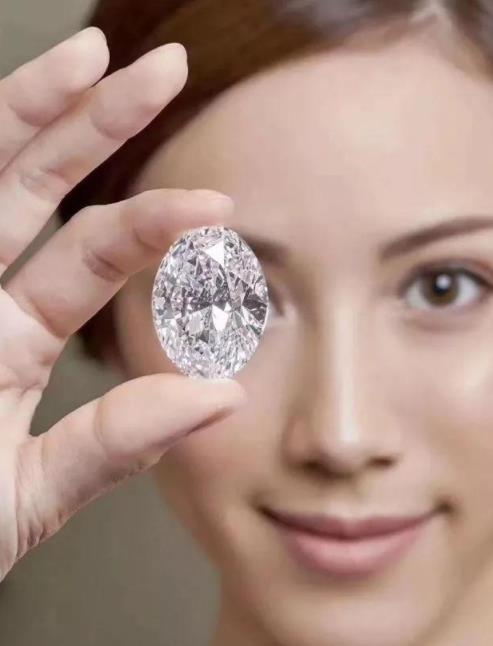 看看这颗钻石，明星们戴的鸽子蛋跟这个比弱爆了！  第4张