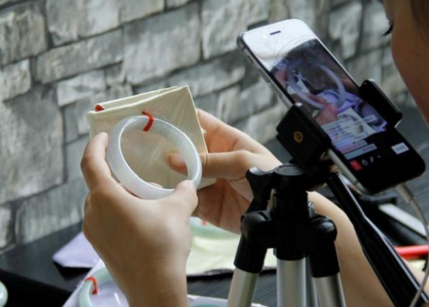 翡翠行业的十字路口——未来会怎样，翡翠商该如何选择？  第2张