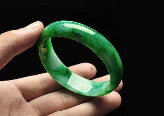 满绿花青翡翠值钱吗？如何分辨花青翡翠和铁龙生翡翠？   第1张