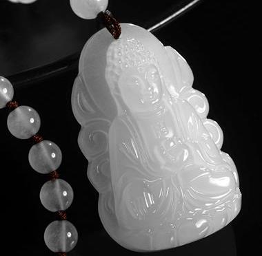 血沁翡翠手镯原来这些都是石英岩玉，你分得清吗？  第2张