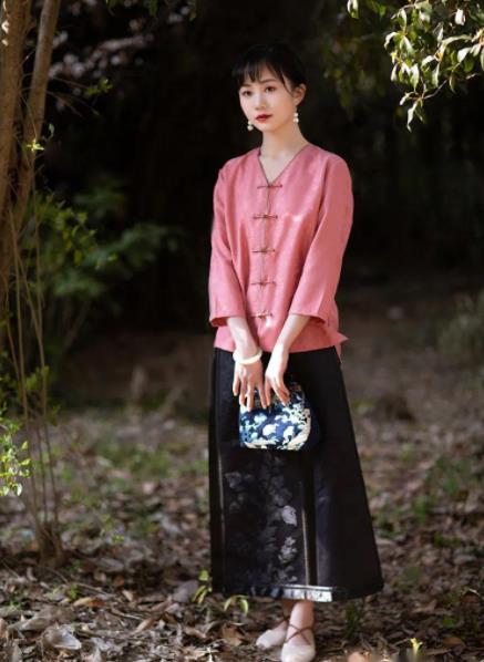 不带皮的翡翠原石这些最适合女人戴的几种玉，你有了吗？  第1张