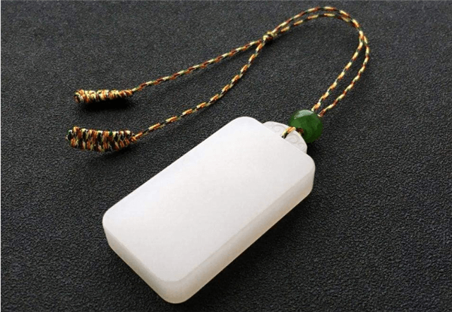 翡翠什么原石出帝王绿和田玉无事牌一般用什么料？带你全面认识和田玉无事牌！   第2张