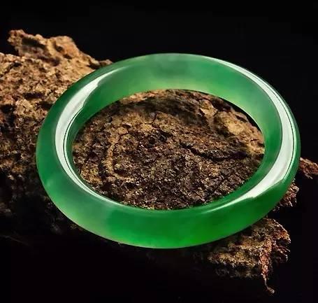 百万飘花翡翠手镯图片带你走出翡翠认识10大误区   第6张