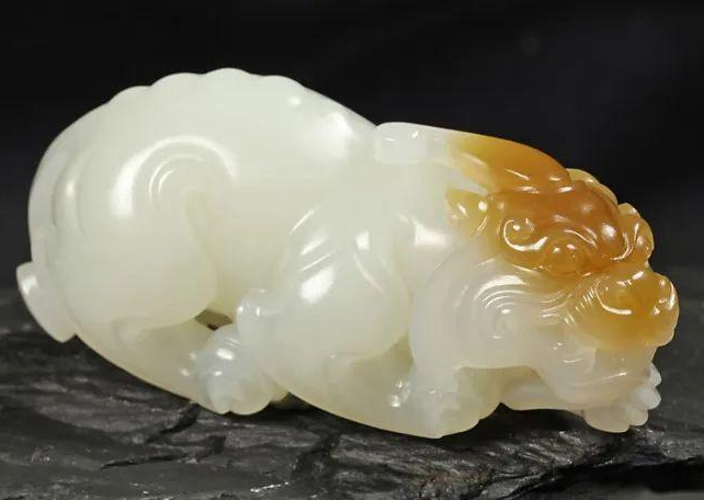 白玉无瑕的翡翠手镯告诉你，玉石真正的价值在那！  第1张