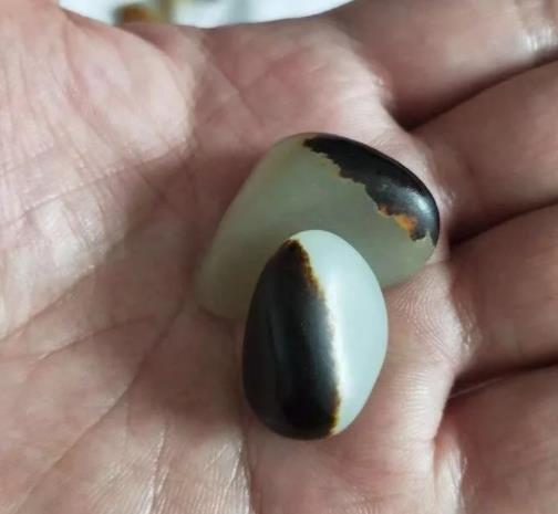 翡翠手镯越戴越棉红皮好遇，黑皮难寻！  第4张