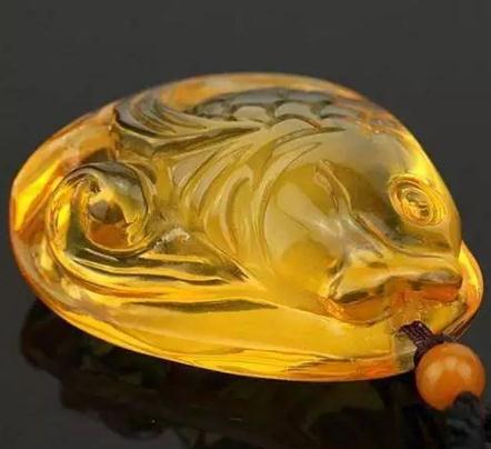 翡翠手镯分什么级论琥珀的寓意，哪种最适合你？  第4张