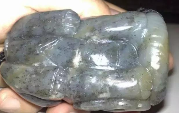 翡翠原石赌石视频解石优化过的和田玉，你能接受吗？  第1张