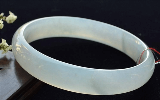 翡翠手镯A货和B货差别大吗？自己要怎么初步判断？   第3张