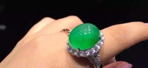 35加的女性选择珠宝不能随便，需要展现高级感，该选什么珠宝呢  第4张