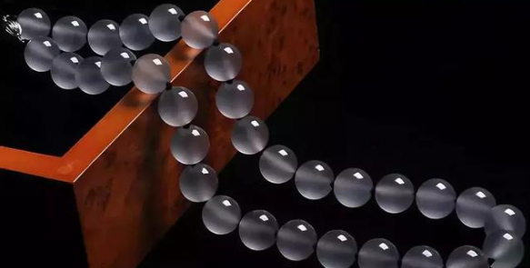 描金翡翠手镯价格你认为翡翠价格行情还会一直涨上去吗？  第2张