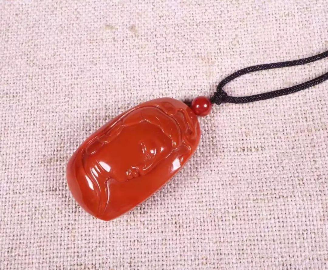 翡翠土黄杂色手镯教你如何鉴别南红的基本特点  第6张