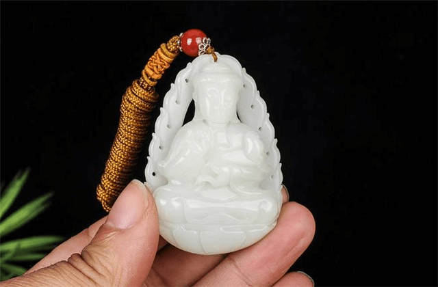 和田玉配什么链子好看？这些款式都是不错的选择！   第3张