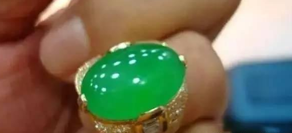 08年这件翡翠只要百万，现在已经接近千万了  第3张