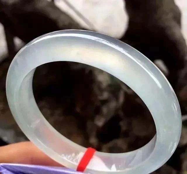 上万的翡翠手镯是什么样的翡翠手镯十年后的价值又将如何呢？  第4张