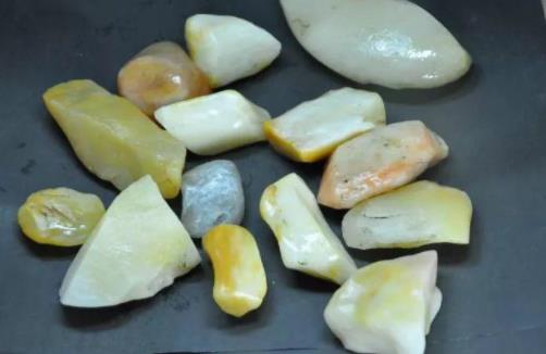 为什么卖玉的时候要喷水？商家不会告诉你的秘密，不明白就亏大了！  第2张