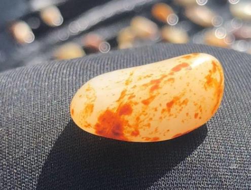 6万一克的玉石到底长啥样？籽料还能涨多高？  第4张