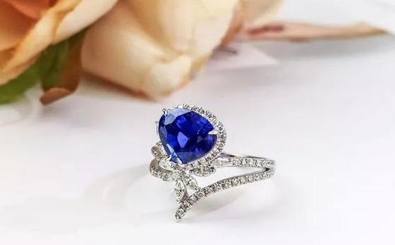 湖南翡翠鉴定经济低迷下，为啥富人阶层还热衷于买珠宝？  第4张