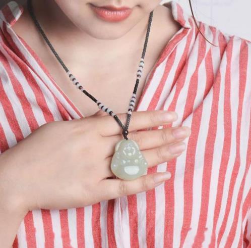 为什么卖玉的时候要喷水？商家不会告诉你的秘密，不明白就亏大了！  第6张