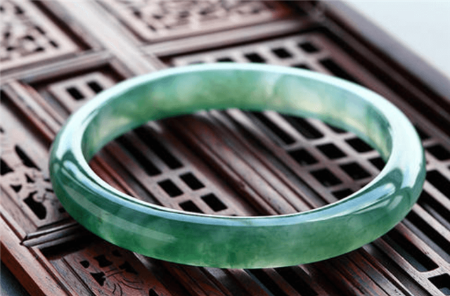 冰种翡翠手镯品质高颜色丰富，年轻女性更青睐无色！   第2张