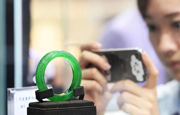 出口翡翠手镯价值2亿的翡翠手镯，听说是史上最贵？  第1张