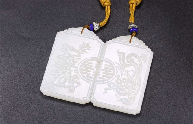 和田玉玉牌的价值比你想象更高，它背后的文化底蕴十分深厚！   第1张