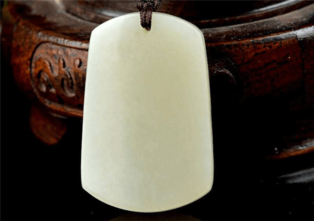 和田玉无事牌还能再加工吗？我劝你最好不要！   第1张